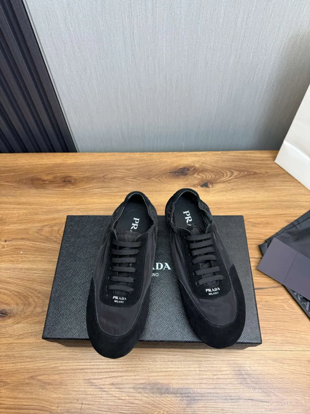 Men's shoes 💰600💰 PRADA 2025 Early Spring Collapse New Couple Style Sports Shoes Moral Training Shoes The name Collapse comes from the fact that it can be easily put on and taken off with bare hands. The light and comfortable features make it more relaxed and casual. The side elastic design can be worn twice! Super comfortable catwalk sneakers, as light and thin as ballet slippers, as comfortable as sneakers, comfortable and super light on the feet. Fabric: nubuck leather spliced ​​with nylon cloth. Silk cowhide foot pads. Size: Women's code 35/40 Men's code 39/45